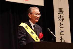祝辞を述べる佐藤県議会議員の写真