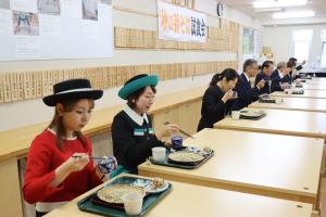 試食会の様子の写真1枚目