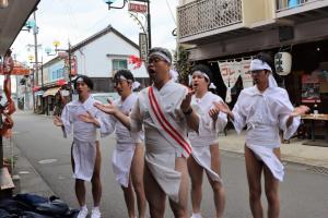 川組の男衆が各店を巡り商売繁盛等を祈願する写真