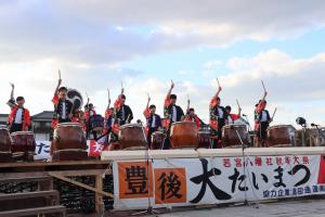 河内中学校の生徒たちが太鼓を演奏している写真