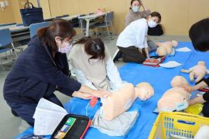 AEDの操作を学ぶ受講生