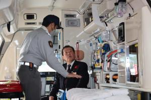 消防隊員から車両の説明を受ける佐々木市長の写真