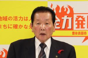 あいさつをする佐々木市長