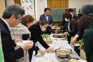 白ねぎグルメを試食する参加者