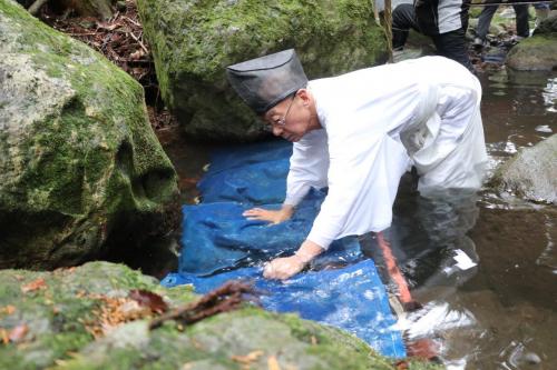 Mieデザイン会議板井会長がそばの実を浸水している様子