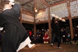 舞を行う参詣人と僧侶の写真