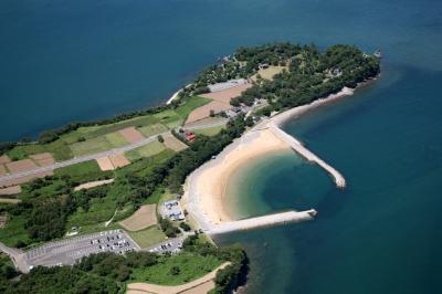 長崎鼻は周防灘に面した岬の先端に位置したリアス式海岸で、自然豊かな敷地内にはキャンプ場・海水浴場・海蝕洞穴・花畑などがある。の画像