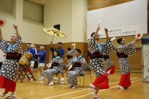 練習の成果を披露する草地踊り保存会