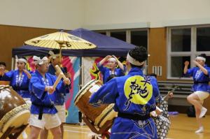 草地踊りを披露する保存会メンバー