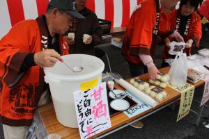 甘酒等を販売している写真