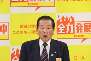 お祝いの言葉を述べる佐々木市長