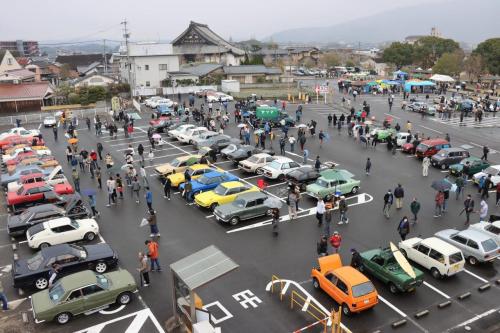 レトロカー大集合の様子を上空から撮影した写真