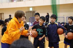 子どもたちにアドバイスをする川原コーチ