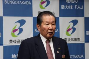 佐々木市長が激励する様子