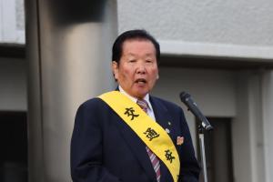 式で主催者あいさつをする佐々木市長の写真