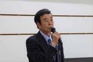 江畑新会長があいさつをしている写真