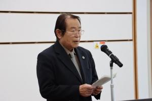 大塚会長が挨拶している写真