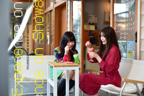 レトロファッション＆クリームソーダの画像