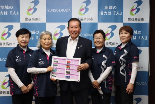 恋叶チームと佐々木市長の記念写真