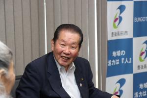 報告を受けている佐々木市長