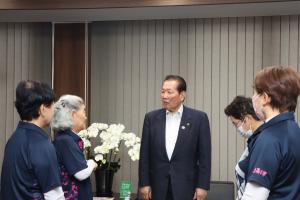 佐々木市長に大会結果を報告する恋叶チームの皆さん
