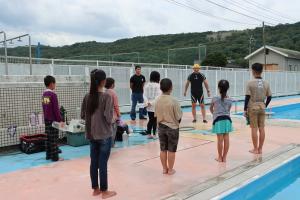 講師と話を聞いている子どもたちの写真