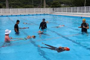プールで浮く練習をしている子どもたちの写真