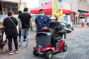 シニアカーの試乗体験の様子