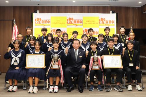 高田中学校陸上部の皆さんと佐々木市長の集合写真