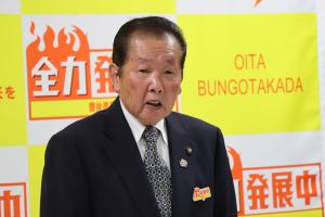 佐々木市長があいさつしている写真