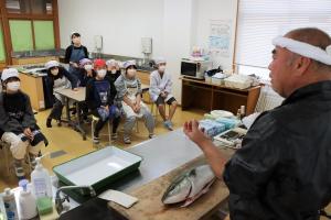 松村さんの話を聞く児童の様子