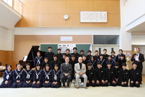 宮本さんたちと真玉中学校の生徒たちの集合写真