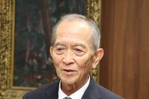 報告する安達さん