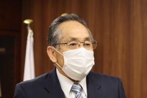 報告する村上さん