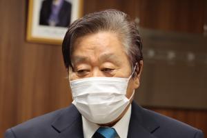 報告する安部さん