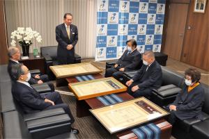 みなさんにお祝いの言葉を述べる佐々木市長