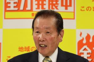 お祝いの言葉をかける佐々木市長