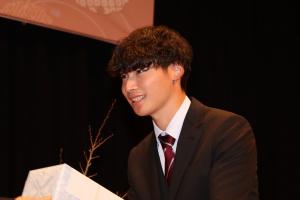 記念品を受け取る代表者１