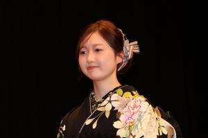 記念品を受け取る代表者２
