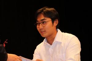 記念品を受け取る代表者４