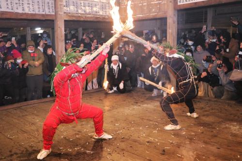 黒鬼と赤鬼が登場した様子の写真