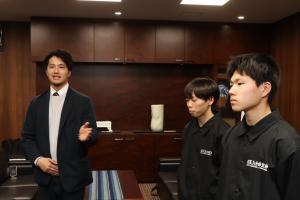 出場経過を報告するの様子