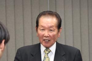 激励をする佐々木市長