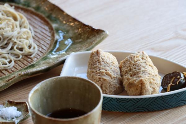 名物の裏巻き蕎麦いなり寿司の画像