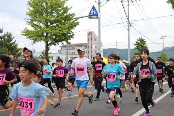 過去の大会で懸命に走るランナーの写真