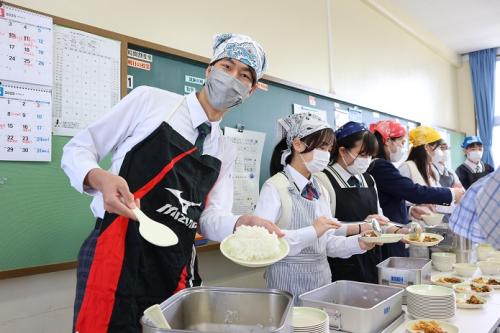 注ぎ分けをしている生徒たちの写真