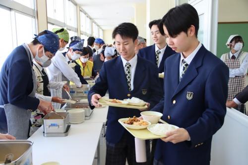 注ぎ分けられた昼食を取っている生徒たちの写真