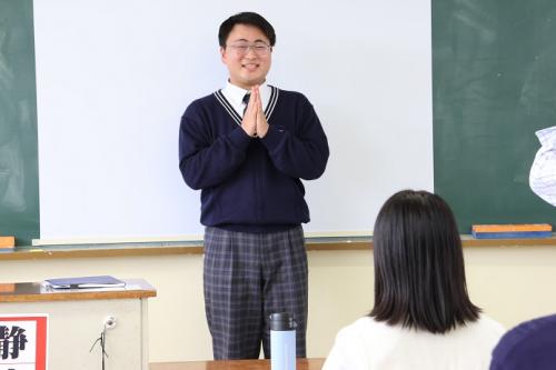 食事のあいさつをしている生徒の写真