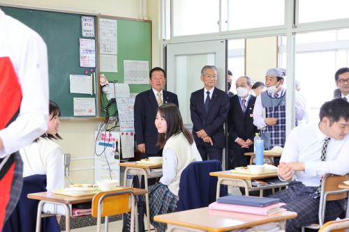 市長、県議、教育長の視察の写真