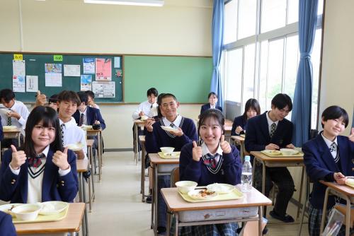 提供された昼食を食べている生徒たちの写真